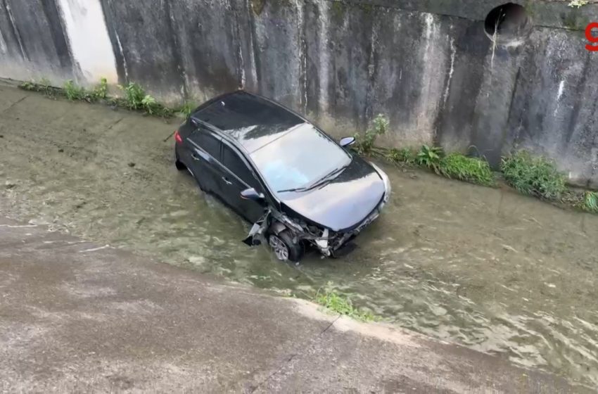  Duas mulheres feridas após carro cair em córrego em São José dos