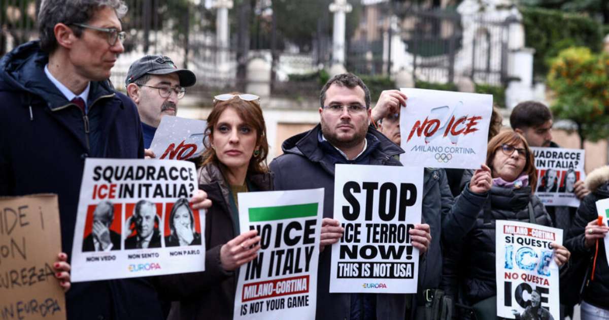Manifestantes protestam em Roma contra a chegada de membros da Agência de Imigração e Alfânde…