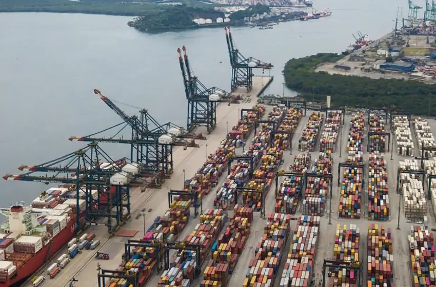  Porto de Santos alcança recorde histórico em movimentação de cargas em 2025