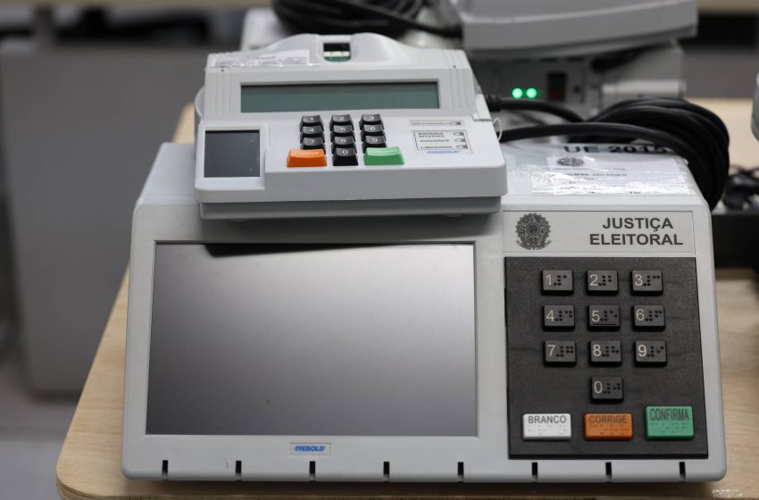  Maioria dos brasileiros confia nas urnas eletrônicas, mas desconfiança persiste