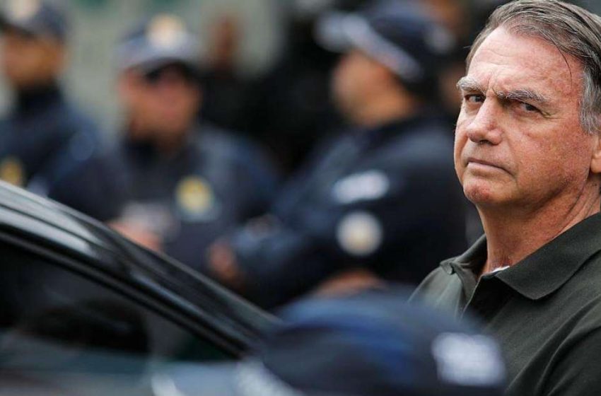  Jeffrey Epstein elogiava Bolsonaro em conversas com Steve Bannon.