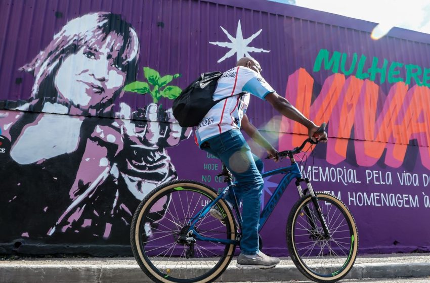  Mural contra feminicídio homenageia Tainara na marginal Tietê em São Paulo