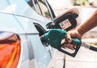  Petróleo dispara 13% e eleva pressão sobre preço da gasolina no brasil