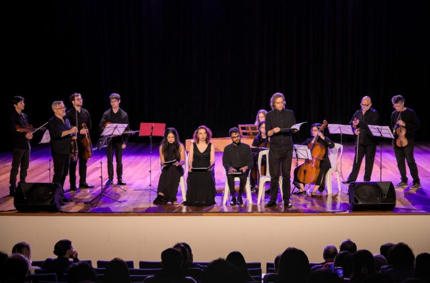  Cotia realiza concerto e emociona a população no Teatro Municipal