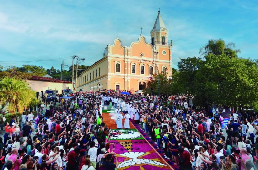  Santana de Parnaíba realiza tradicional festa de Corpus Christi com um dos maiores e mais belos tapetes do Brasil 
